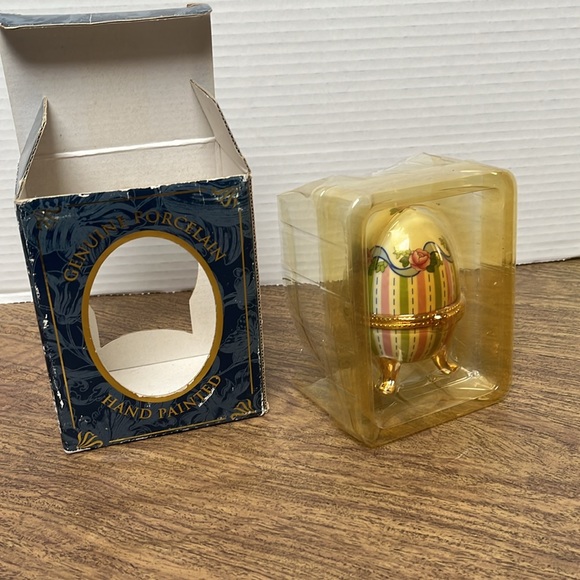 Genuine Porcelain Hand Painted Footed Egg Trinket/Jewelry Box - Picture 5 of 13